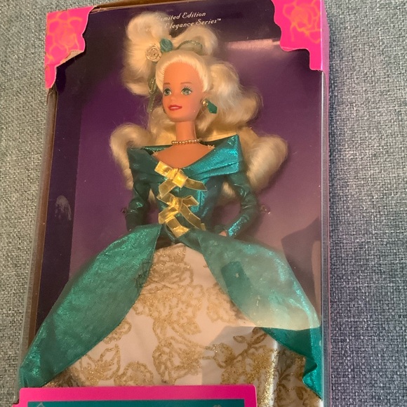 Vintage 1995 Barbie Royal Enchantment Doll in Teal and Gold new never opened - Picture 2 of 6